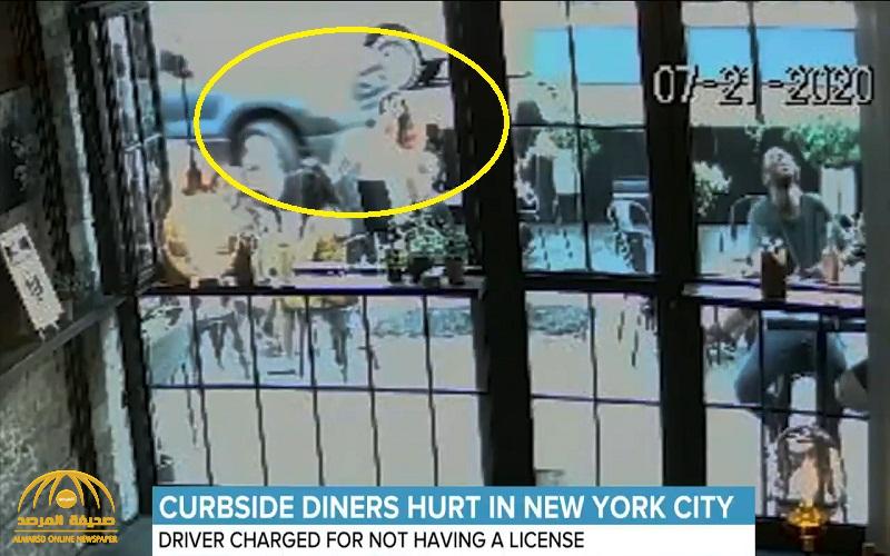 شاهد .. شاحنة تداهم مطعم في نيويورك وتدهس زبائنه