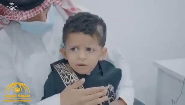 شاهد .. ردة فعل طفل سعودي "أصم" سمع اسمه لأول مرة بعد زراعة القوقعة