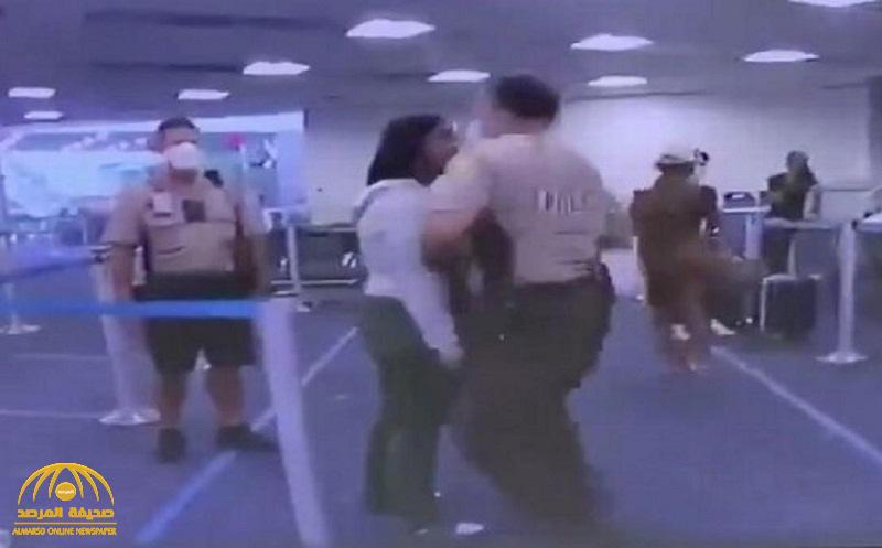شاهد .. شرطي أمريكي يوجه لكمة قوية لامرأة من ذوي البشرة السوداء