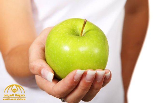 "سد منيع أمام السرطانات ويمنح النضارة للبشرة وينظم السكر".. فوائد مذهلة للتفاح الأخضر بشرط تناوله بهذه الطريقة