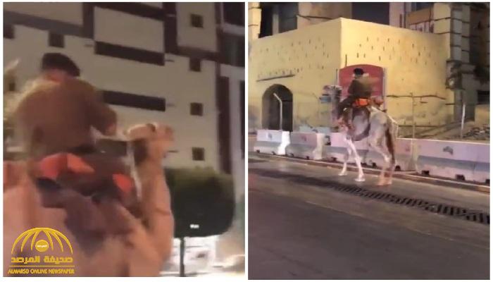"أثار دهشة المارة".. شاهد: رجل أمن يتجول في شوارع مكة على ظهر جمل