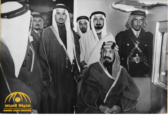 شاهد.. صورة نادرة للملك عبدالعزيز في أول رحلة تجريبية للقطار.. والكشف عن تاريخ التقاطها