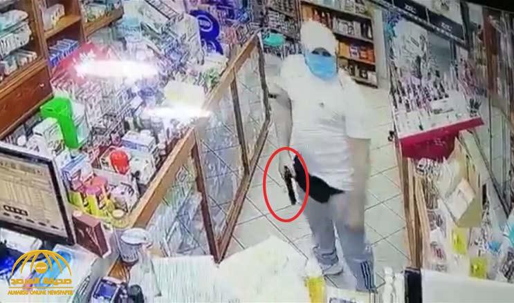 شاهد: فيديو صادم من لبنان .. مسلح يقتحم صيدلية في بيروت