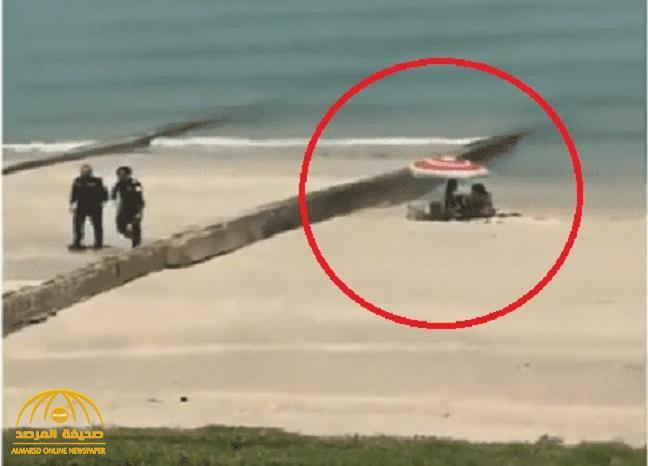 بالفيديو: شاهد .. ماذا فعل شرطيان كويتيان مع فتاتين بملابس فاضحة على الشاطئ!
