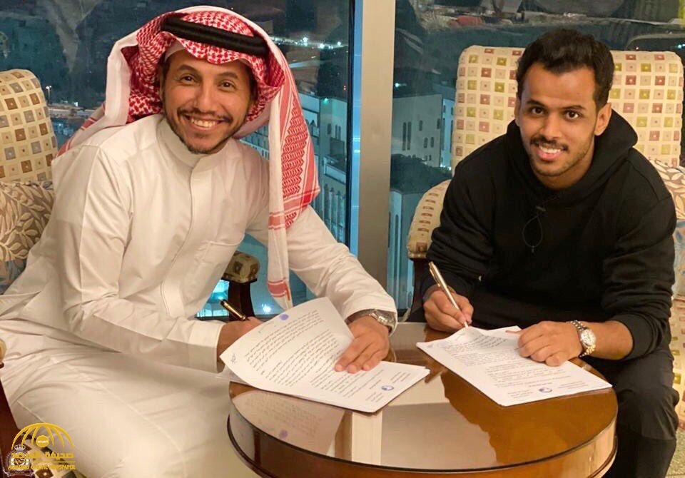 شاهد:  رئيس النصر مبتسما أثناء توقيع  العقد  مع “عبدالفتاح عسيري” لاعب الأهلي السابق