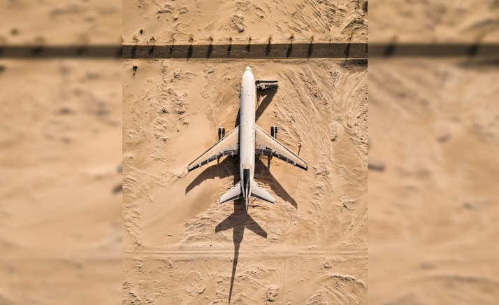 بالصور: ما سر هذه الطائرة المهجورة وسط صحراء أبوظبي؟