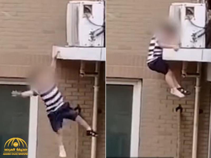 شاهد: طفل صيني يسقط من الطابق الخامس.. ومفاجأة في اللحظات الأخيرة!