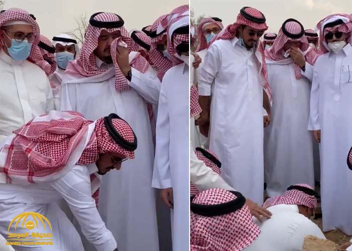 شاهد  ... تأثر وبكاء الأمير" عبد العزيز بن فهد" أثناء دفن رفيق دربه عبد الله آل الشيخ