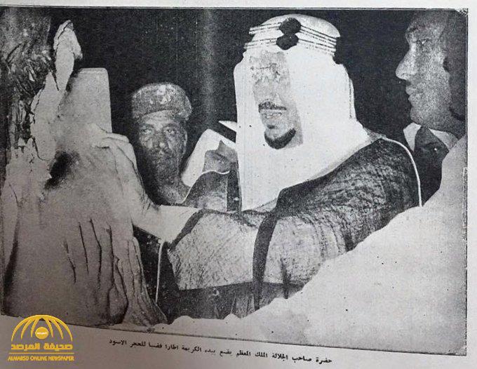 شاهد .. صور للملك سعود يضع الإطار الفضي على الحجر الأسود .. والكشف عن العبارة التي قالها في هذه المناسبة