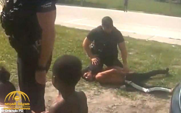 شاهد : شرطى أمريكى يجلس على عنق شاب أسود لاعتقاله أمام عائلته في أورلاندو الأمريكية