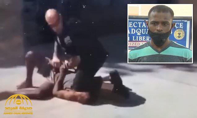 "واقعة فلويد تتكرر" .. شاهد : لقطات مروعة لشرطي أميركي يضع ركبته على عنق رجل أسود ويفقده الوعي