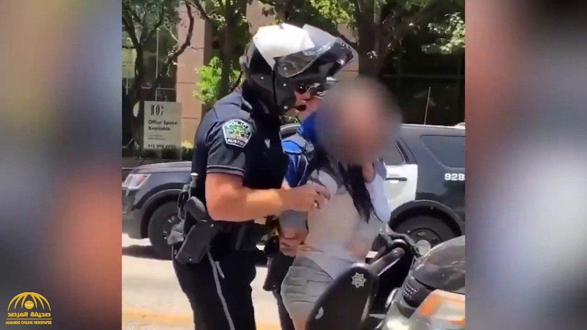 ضابط أمريكي يتحرش بسيدة أثناء اعتقالها.. ردة فعل أحد الأشخاص بعد رؤية الواقعة