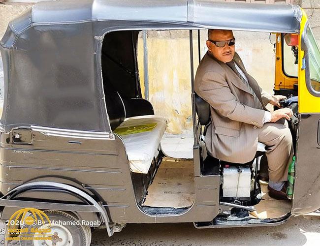 "يقود توك توك" ..شاهد: شبيه الرئيس الراحل "جمال عبد الناصر" في مصر