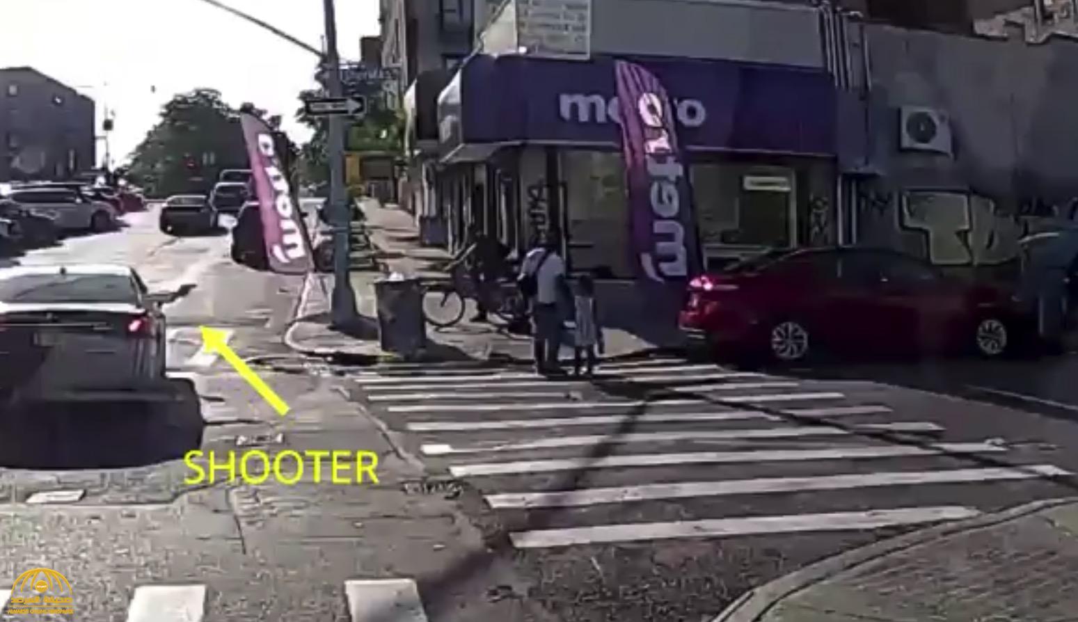 شاهد: لحظة اغتيال رجل "أميركي" أمام ابنته أثناء عبور  الطريق  في شارع بنيويورك!