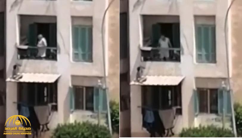 شاهد : مصري يعاقب ابنه بطريقة مروعة .. والطفل يصرخ ويستغيث بالجيران