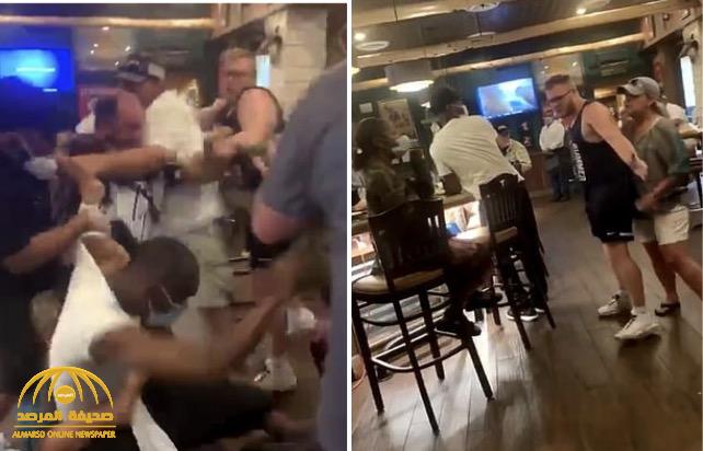 "أحدهما كسر زجاجة فوق رأس الآخر".. شاهد مطعم في أمريكا يتحول لـ "حلبة مصارعة" بسبب امرأتين بيضاء وسوداء