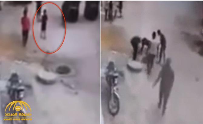 شاهد: طفل مصري يلهو بطائرة ورقية وسط الشارع.. وفجأة حدثت الكارثة!