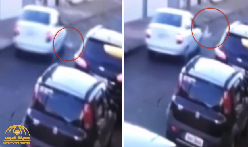 شاهد: سيارة تدهس طفلا تحت عجلاتها.. والمعجزة تتحقق!