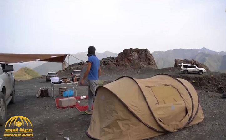 بسبب الإزعاج.. بالفيديو .. مواطن يهجر حياة المدينة ويسكن داخل خيمة وسط الجبال بعسير