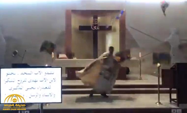 شاهد.. هرولة قس داخل كنيسة وتركه للقداس لحظة وقوع انفجار بيروت!
