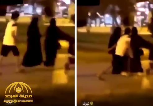 فيديو : شاب يتحرش بفتاة في تبوك ويلوذ بالفرار .. ودعوات بالقبض عليه