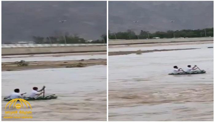 شاهد: شابان يجازفان ويبحران في سيول نجران باستخدام "قارب مطاطي"