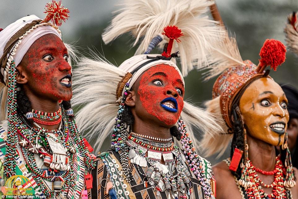 بالصور.. "قبيلة تشادية " غريبة  الأطوار  تحتفل بمهرجانها السنوي: "الرجال يتزينون بالترتر "