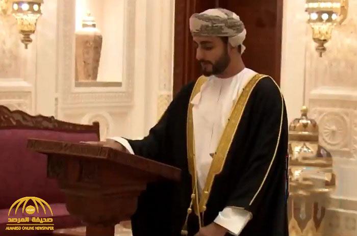 “شاهد” : ردة فعل "سلطان عمان" أثناء حلف نجله ذي يزن اليمين أمامه!