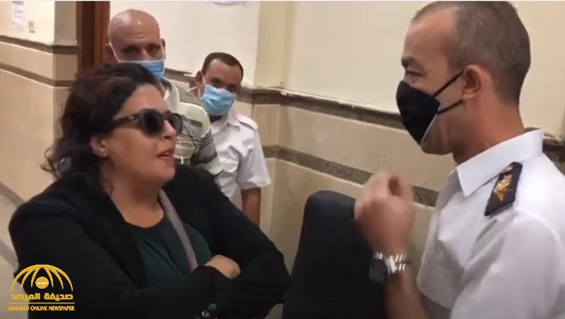 بالصور .. مفاجأة  بعد الكشف عن وظيفة السيدة المعتدية على الضابط المصري ونزع رتبته داخل المحكمة !