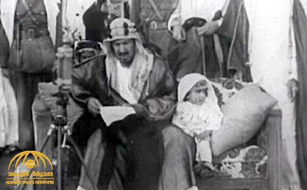 شاهد .. فيديو نادر للملك سلمان في عمر الـ 3 سنوات برفقة الملك عبدالعزيز أثناء إلقاء كلمة للحجاج