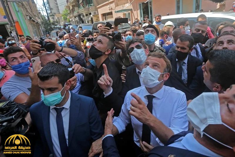 شاهد .. اللبنانيون يحتشدون حول الرئيس الفرنسي في بيروت ويطالبون بإسقاط الحكومة في بلادهم التي يسيطر عليها حزب الله