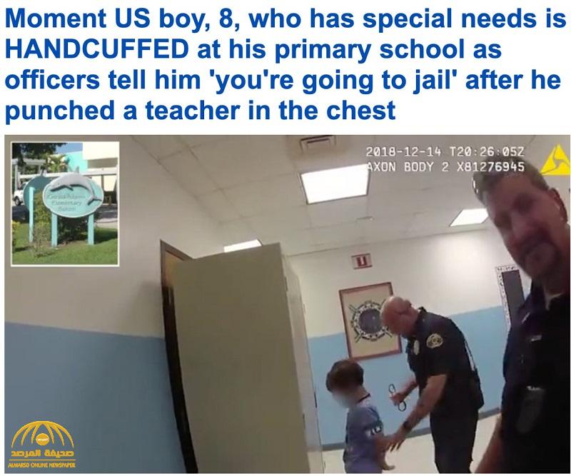شاهد .. ضابط أمريكي يقيد طفلاً  بـ "الكلبشة" داخل مدرسة!