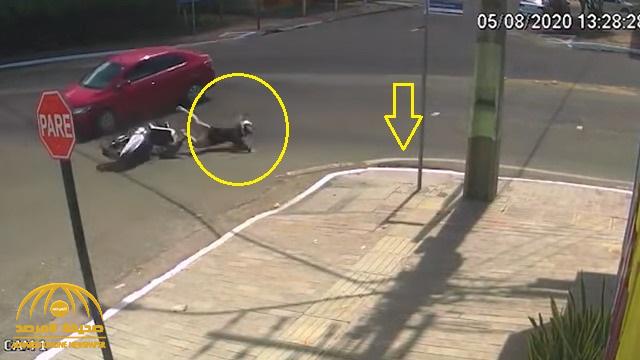 حادث غريب من نوعه .. شاهد : سيارة تصدم امرأة وتسقطها في بالوعة صرف