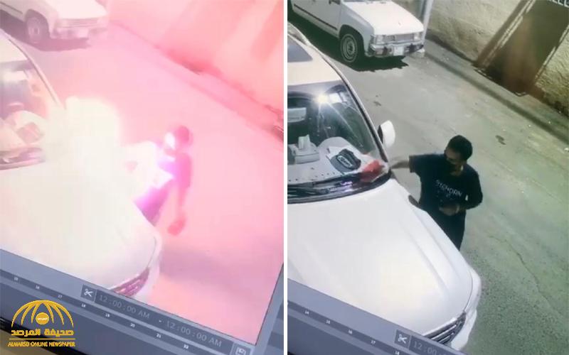 شاهد : شخص يشعل النار في سيارة "جيب لاند كروزر" بحائل .. وكاميرا مراقبة توثق بوضوح ملامح وجهه