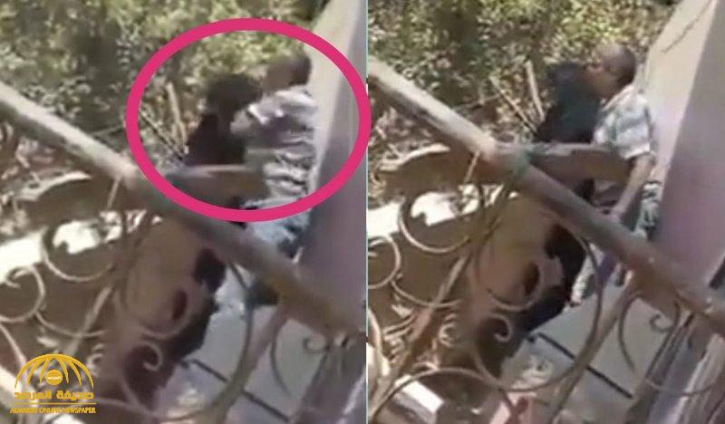 شاهد.. مصري يعتدي على زوجته ويحاول إلقائها من البلكونة  أمام الجيران