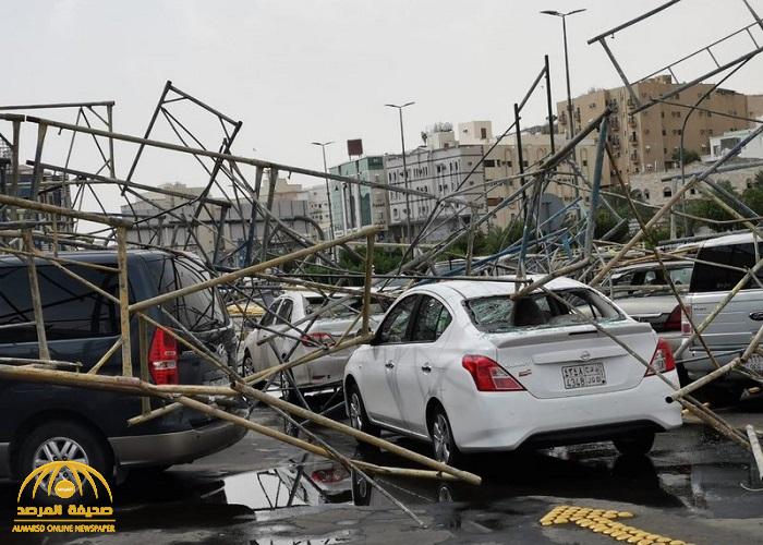 شاهد: تضرر عدد من السيارات بعد سقوط سقالات مركز تجاري شهير في مكة بسبب الأمطار