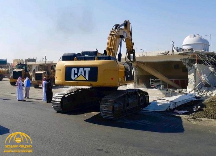 بالأوناش.. "أمانة جدة" تزيل محطة وقود مقامة على أرض حكومية – صور