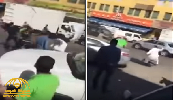 فيديو..  مصريون يعتدون على "كويتي " بالضرب في شارع عام بالكويت  !