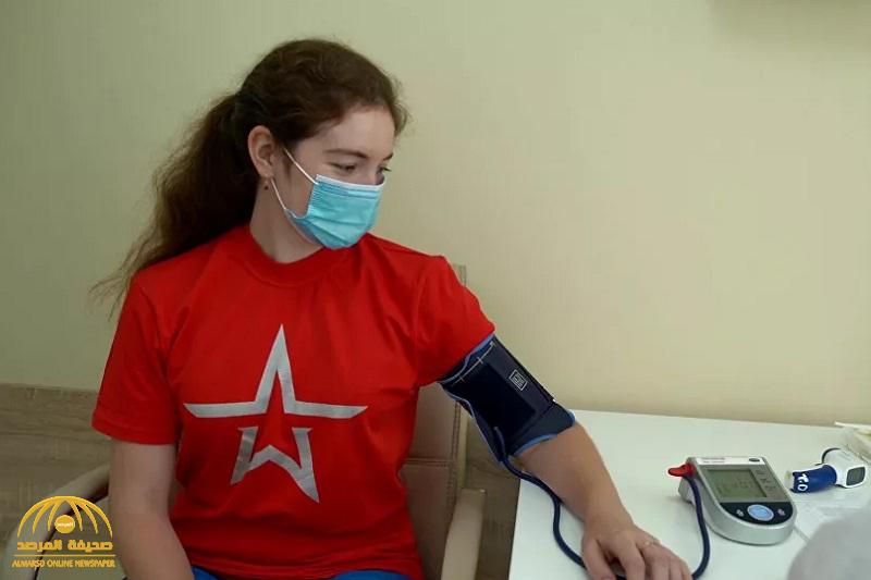 " مفاجأة " .. كشف حقيقة الفتاة التي ظهرت في فيديو أثناء أخذ اللقاح الروسي لكورونا