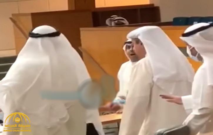 شاهد: مشاجرة داخل مجلس الأمة الكويتي بين النائبين رياض العدساني ومحمد المطير