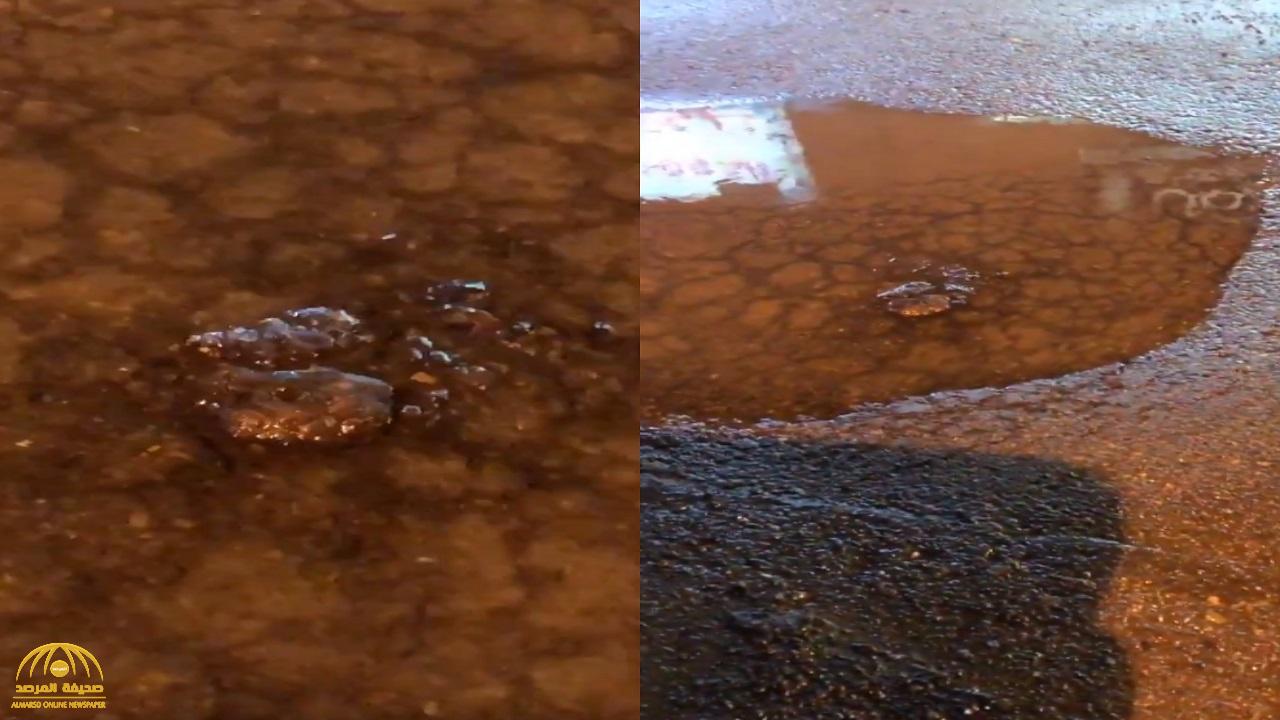 مواطن يوثق انكسار ماسورة مياه في حي الجرف بالمدينة منذ ٤ أيام .. شاهد ردة فعله !