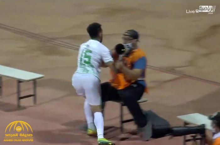 شاهد.. لحظة ارتطام  لاعب الأهلي "محمد المجحد" بأحد المصورين أثناء المباراة أمام الفيصلي !