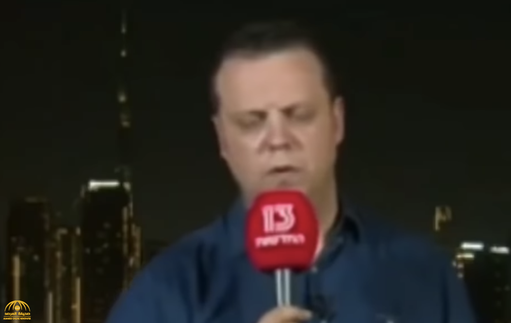 شاهد : سقوط مراسل قناة إسرائيلية في دبي على الأرض خلال بث مباشر