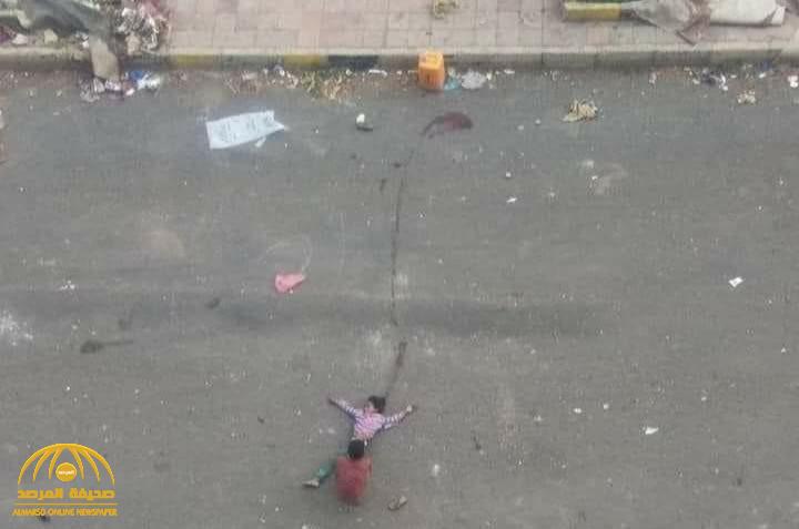 شاهد .. صورة "مأساوية" لطفل يمني يسحب شقيقته بعد إصابتها برصاص قناص حوثي