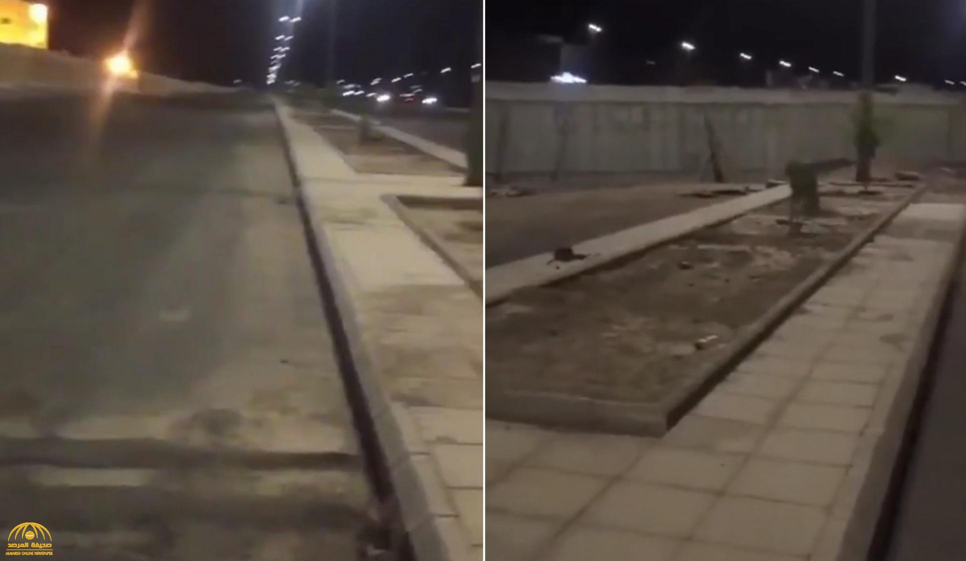شاهد: مواطن يتفاجأ بجدار يغلق الطريق خلف جامعة طيبة في المدينة .. والأمانة تكشف سبب وجوده!