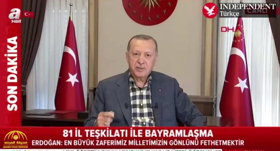 "وجهه تغير وارتبك وتلعثم" .. شاهد: أردوغان يتعرض لموقف محرج خلال بث مباشر!