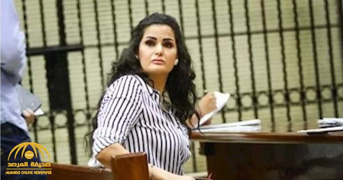 ماذا حدث للمتهمة ⁧‫"سما المصري"‬⁩ في القفص بعد الحكم بحبسها سنتين؟