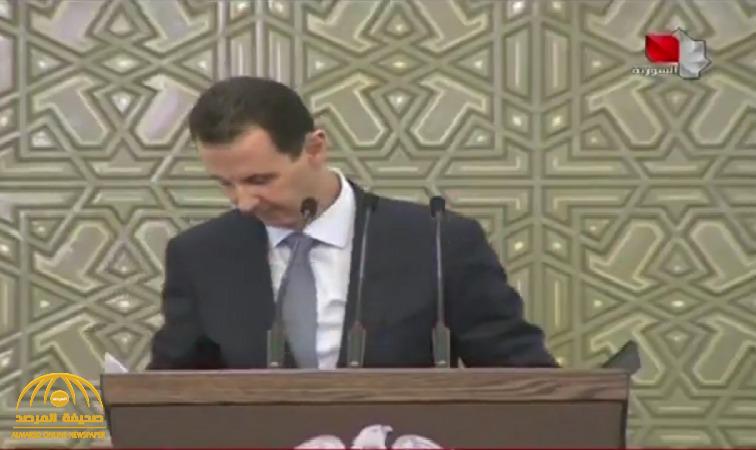 شاهد : لحظة إصابة بشار الأسد بهبوط في ضغط الدم وفقدان توازنه على الهواء مباشرة
