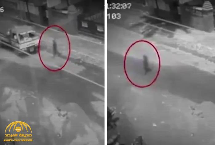 شاهد: فيديو مرعب لـ "شبح" يعبر الطريق.. وهذا ما حدث بعد اصطدام السيارات به