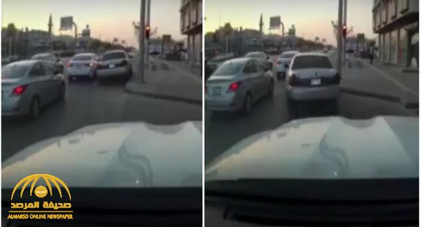 شاهد: سائق يراوغ السيارات بطريقة "غريبة" في أحد شوارع الرياض
